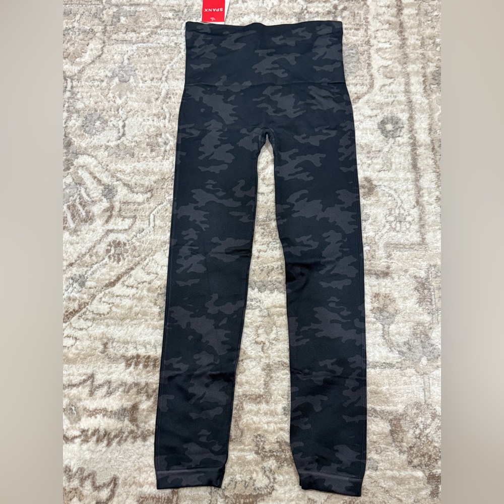New with tags SPANX Look at me Now Black Camouflage Leggings - Picture 5 of 11